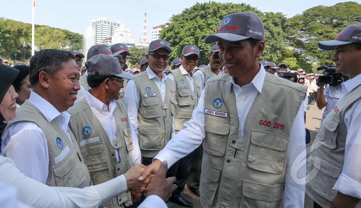 Presiden Jokowi bersalaman dengan tenaga pendidik saat acara pelepasan 298 guru garis depan (GGD) ke wilayah terdepan, terluas, dan tertinggal (3T), di Istana Negara, Jakarta, Senin (25/5). (Liputan6.com/Faizal Fanani)