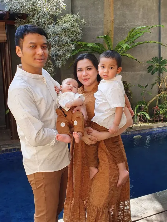 “Setiap melahirkan aku selalu mengkarantina diri sendiri dan anakku selama 40 hari. Biasanya tuh 40 hari jangan kemana-mana ya dan kebetulan ini 40 harinya dapet, eh lanjut sampai 4 bulan," paparnya. (Instagram/vickyshu)