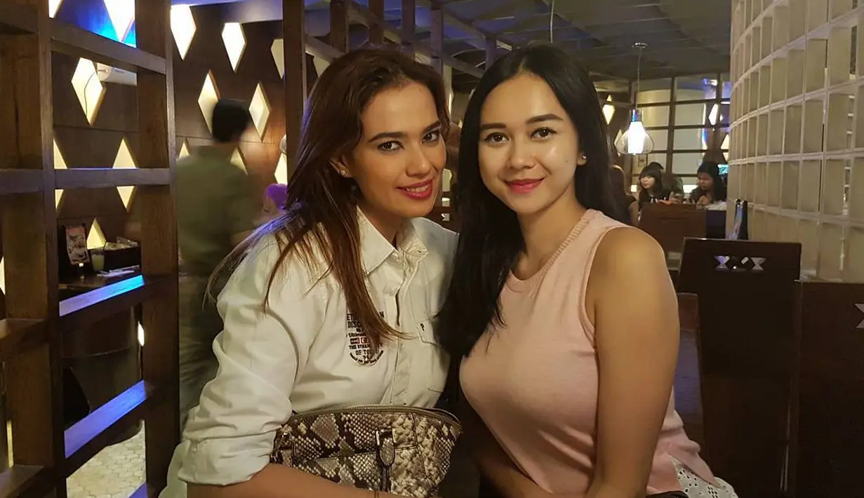 Jarang muncul di televisi, bukan bearti Keket tak menjalin hubungan baik dengan artis Indonesia. Salah satu contohnya adalah Aura Kasih. (foto: instagram.com/cathrinewilson)