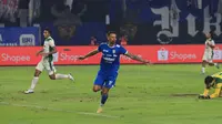 Tyronne del Pino mencetak brace buat Persib Bandung saat melibas PSS Sleman 3-0 pada pekan 30 BRI Liga 1 2024/2025 di Stadion Gelora Bandung Lautan Api, Sabtu (26/4/2025) malam WIB. (Bola.com/Erwin Snaz)