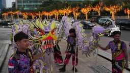 Penyelenggaraan Festival Imlek bukan sekadar perayaan budaya, tetapi juga menjadi simbol keberagaman dan toleransi di Jakarta. Tampak dalam foto, para penari naga bersiap untuk tampil selama perayaan Tahun Baru Imlek 2577 Kongzili di kawasan Bundaran Hotel Indonesia (HI), Jakarta, Jumat 13 Februari 2026. (AP Photo/Dita Alangkara)