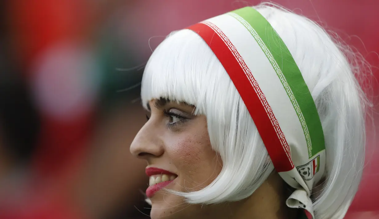 Suporter cantik Iran saat menonton laga grup B Piala Dunia melawan Spanyol di Kazan Arena, Kazan, Rabu (20/6/2018). Iran kalah 0-1 dari Spanyol. (APFrank Augstein)