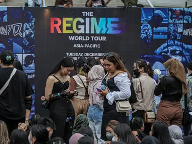 Penonton antre memasuki gerbang konser Dream Perfect Regime (DPR) di Jakarta, Selasa (6/12/2022). Dream Perfect Regime atau biasa dikenal dengan DPR adalah label musik dan video independen multi-genre yang dibentuk pada akhir tahun 2015. (Liputan6.com/Faizal Fanani)