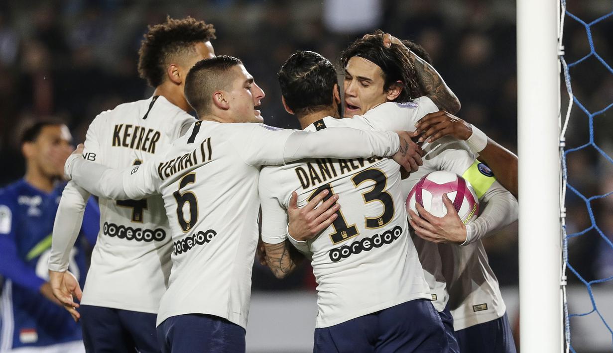 Para pemain Paris Saint Germain (PSG) merayakan gol yang dicetak oleh Edinson Cavani ke gawang RC Strasbourg pada laga Liga 1 Prancis di Stadion Stade de la Meinau, Rabu (5/12). Kedua tim bermain imbang 1-1. (AP/Jean-Francois Badias)