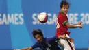 Pemain Indonesia U-23, Adam Alis Setyano, berebut bola dengan Kamboja U-23, Sopheng Keo.  (Bola.com/Arief Bagus)