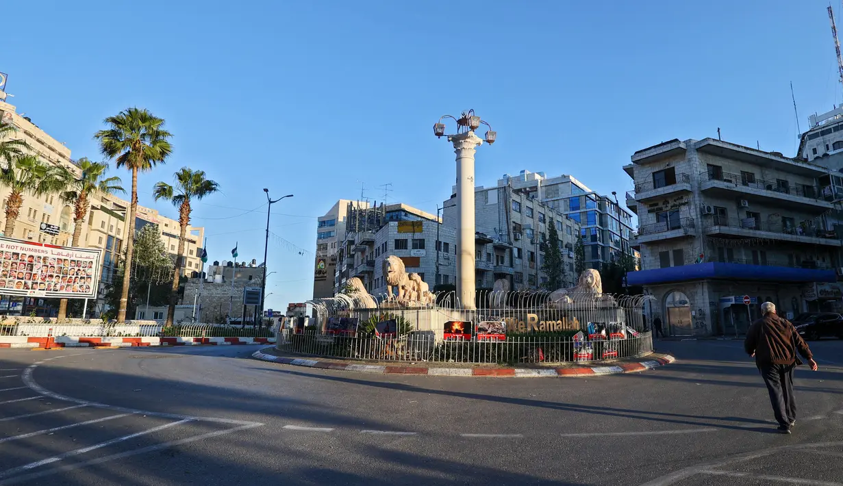 Jalan-jalan di kota Ramallah terlihat kosong selama pemogokan umum pada 11 Desember 2023 (Jaafar ASHTIYEH/AFP)
