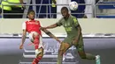 <p>Gelandang Arsenal, Reiss Nelson berebut bola dengan bek AC Milam, Pierre Kalulu selama pertandingan Dubai Super Cup 2022 di di stadion al-Maktoum di Uni Emirat Arab (13/12/2022). Arsenal menang tipis atas AC Milan dengan skor 2-1. (AFP/Karim Sahib)</p>