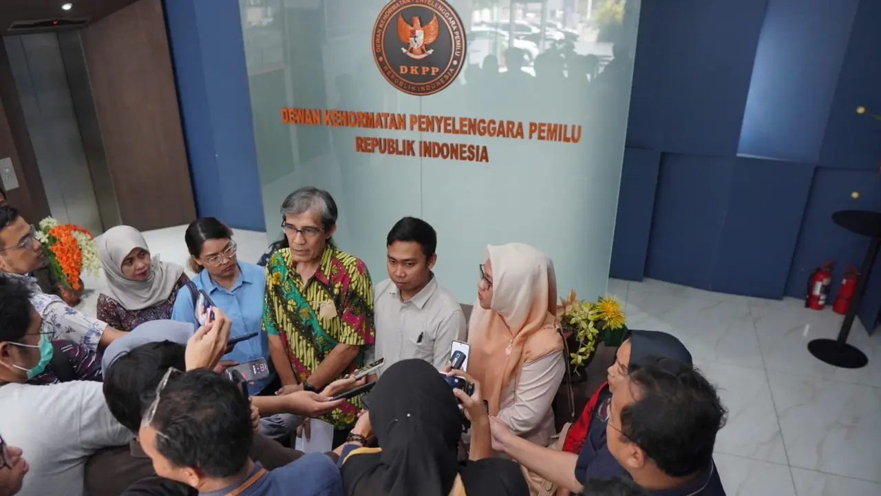 Direktur Direktur Eksekutif International NGO Forum on Indonesian Development, Haedar Nafis Gumay.