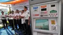 Direktur Utama PT Kereta Api Indonesia (KAI) Edi Sukmoro resmi meluncurkan fasilitas layanan kereta api terbaru di stasiun Senen, Jakarta, Jumat (13/3/2015). (Liputan6.com/Johan Tallo)