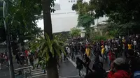 Sejumlah massa terlibat kericuhan demo menolak Omnibus Law UU Cipta Kerja di depan Gedung Sate, Kota Bandung, Kamis (8/10/2020). (Liputan6.com/Huyogo Simbolon)