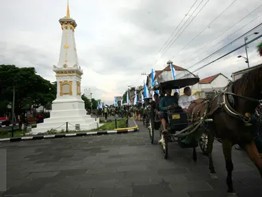 Sejumlah peserta mengikuti kirab dengan menaiki andong melintasi kawasan Tugu ,Yogyakarta,(14/5/2016).Kirab di laksanakan untuk menyambut peringatan ulang tahun satu abad kabupaten sleman.(Boy Harjanto)