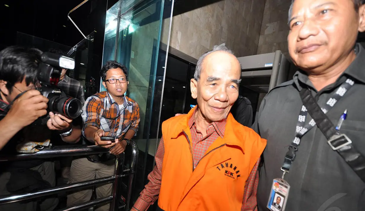 Saat dimintai tanggapan soal pemeriksaannya, Annas Maamun enggan berbicara banyak, Jakarta, Selasa (2/12/2014). (Liputan6.com/Miftahul Hayat)