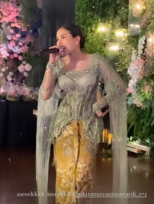 Selain disorot karena tampak memberikan nasihat kepada Azizah Salsha, ibu tiga anak itu juga mencuri perhatian saat tampil menyanyi di panggung. Nikita sukses menghibur para tamu dengan menyanyikan lagu King Nassar berjudul Seperti Mati Lampu. (Liputan6.com/IG/@nikitamirzanimawardi_172)