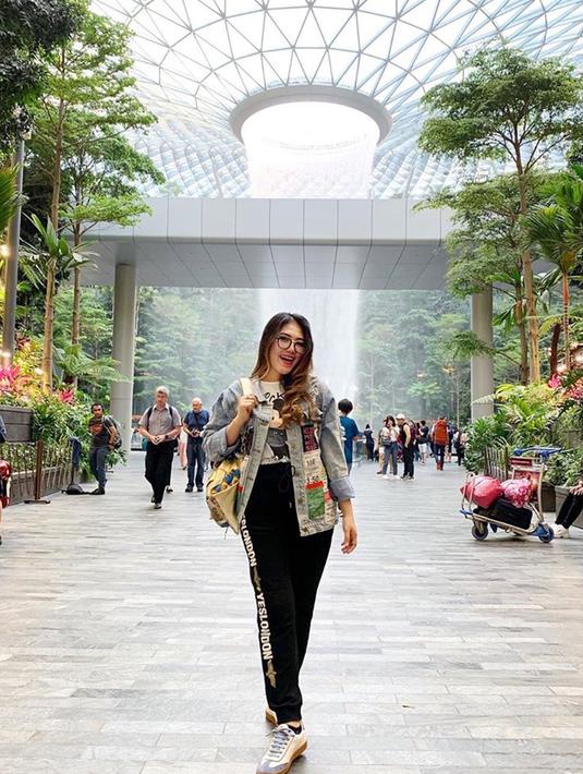 Via Vallen memulai kariernya di dunia menyanyi sejak umur 15 tahun. Penampilannya yang santai tapi terlihat berkelas, menjadi daya tarik Via Vallen. Seperti saat dirinya berfoto di Changi Airport Singapore. (Liputan6.com/IG/@viavallen)