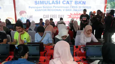 Peserta mengikuti simulasi tes CPNS 2019 berbasis Computer Assisted Test (CAT) di halaman Gedung Sarinah, Jakarta, Minggu (8/12/2019). Simulasi tes CPNS berbasis CAT diadakan Kantor Regional V Badan Kepegawaian Negara (BKN) Jakarta. (Liputan6.com/Helmi Fithriansyah)