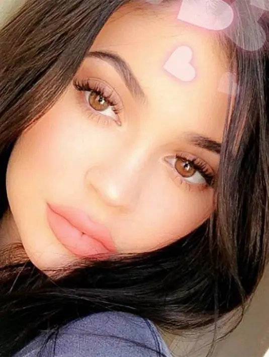 Kalau yang ini saat Kylie Jenner berfoto dengan menggunakan filter. Menurut kamu cantik pakai filter atau nggak? (instagram/kyliejenner)