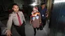 Mantan Gubernur Banten, Ratu Atut Chosiyah mendatangi Gedung KPK, Jakarta, Kamis (16/2). Tersangka dalam kasus korupsi pengadaan alat kesehatan (alkes) di Provinsi Banten itu datang tanpa mengenakan rompi tahanan KPK. (Liputan6.com/Helmi Afandi)