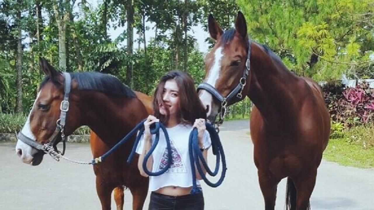 Ini Wanita yang Dicium Nikita Mirzani di Instagram