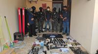 Barang bukti senjata api&nbsp;dan bendera ISIS di lokasi penangkapan terduga teroris berinisial DE (27) di Jalan Raya Bulak Sentul RT 07 RW 27 Harapan Jaya, Bekasi Utara, Kota Bekasi, Jawa Barat, Senin, 14 Agustus 2023. (Liputan6.com/Bam Sinulingga)