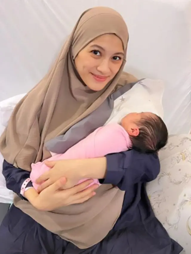 Potret Baru Keluarga Dude Harlino Usai Dikaruniai Anak Ketiga, Penuh Bahagia