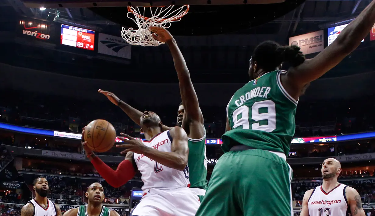 John Wall (2) berusaha memasukan bola saat melawan Celtics di semifinal Playoffs NBA 2017, Washington (12/5). Di pertandingan ini tembakan tiga angka Wall di detik-detik akhir mengubur impian Celtics mengamankan tiket final. (AP Photo / Alex Brandon)
