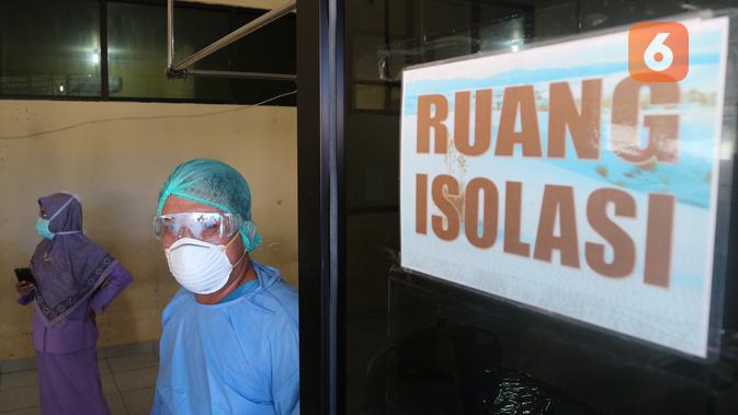 Sejumlah tenaga kesehatan mempersiapkan ruang isolasi Covid-19 di RSUD Anutapura Palu. Ruang itu disiapkan sejak bulan Maret 2020. (Foto: Liputan6.com/ Heri Susanto).