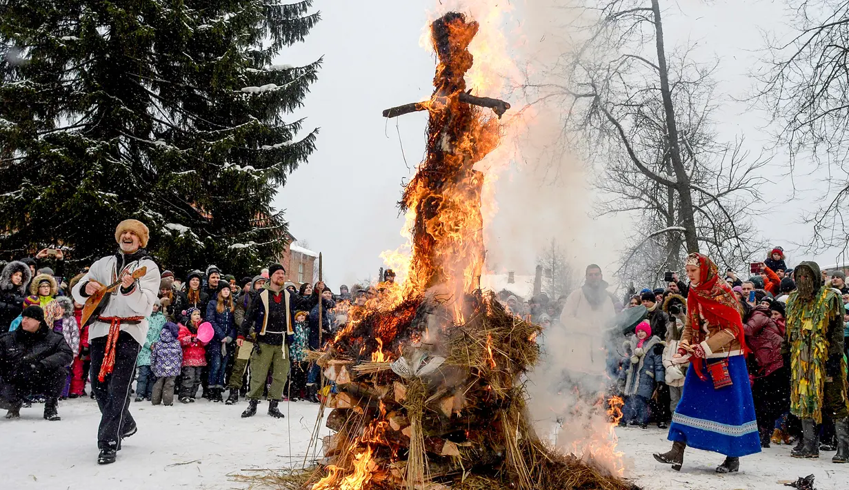 Warga membakar patung Lady Winter yang terbuat dari jerami, kayu dan kain saat perayaan Shrovetide di kota Vsevolozhsk, Rusia (18/2). Perayaan ini menandai berakhirnya musim dingin yang dirayakan sejak masa pagan. (AP Photo / Olga Maltseva)
