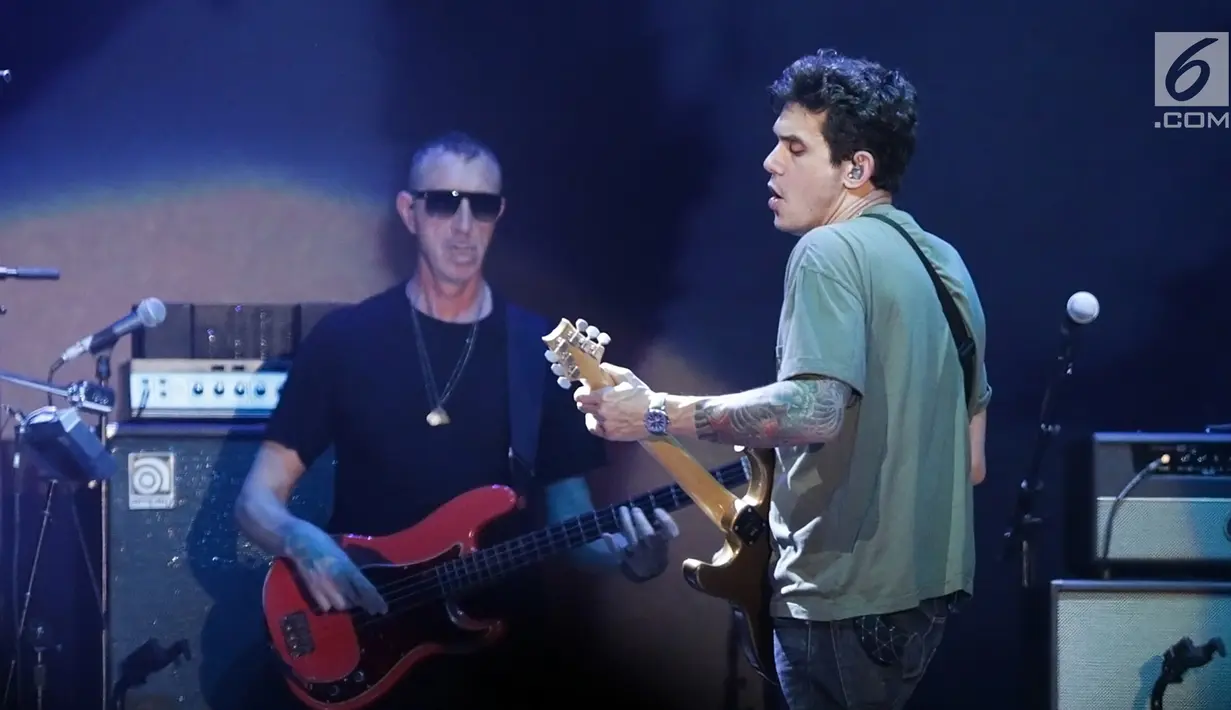 Penyanyi asal Amerika Serikat, John Mayer menghibur penggemarnya saat konser bertajuk John Mayer Asia Tour 2019 di ICE BSD City, Tangerang, Jumat (5/4/2019) malam. John Mayer membuka penampilannya lewat lagu "Belief" dalam konser perdananya di Indonesia . (Fimela.com/Bambang E. Ros)