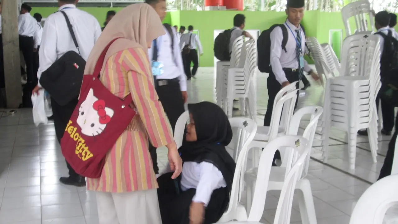 Anisa dan ibunya, Teti, ketika mengikuti sesi OPEK di kampusnya, di Cilacap, Jawa Tengah. (Foto: Liputan6.com/Muhamad Ridlo).