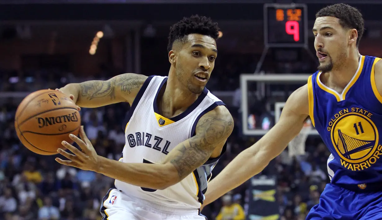 Pebasket Memphis Grizzlies Courtney Lee (kiri) menggiring bola saat dihadang pebasket Golden State Warriors Klay Thompson di FedExForum, Memphis,Kamis (12/11/2015).. Golden State kalahkan Memphis 100-84. (Reuters/Nelson Chenault-USA TODAY Sports)