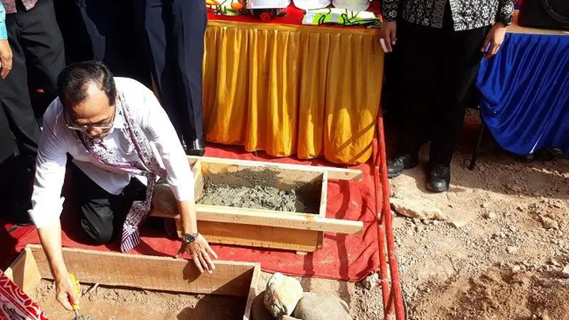 Menhub Budi Karya Sumadi melakukan peletakan batu pertama terminal tipe A di Anak Air, Koto Tangah, Kota Padang. (Foto: Liputan6.com/Ilyas Istianur P)