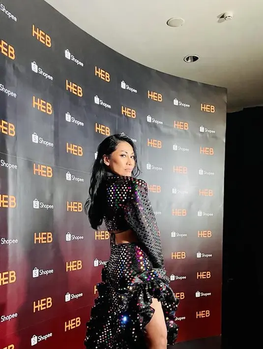 Selanjutnya, ada Anggun C.Sasmi yang tampil ekstra glamor mengenakan baju bling-bling dari Harry Halim. [Fimela/Hilda Irach]