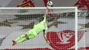 Total ada tujuh penyelamatan yang dibuat Leno untuk memaksa Liverpool lanjut ke babak adu penalti. (Peter Byrne/Pool via AP)