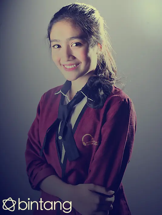 Saat ditemui di sela-sela syuting sinetron High School Love Story di Ceger, Jakarta Timur, Jumat (25/9/2015), Febby mengaku sering mendapat masukan dari orangtuanya tentang kekurangan dirinya. (Andy Masela/Bintang.com)