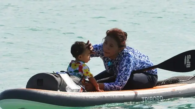 Menteri Susi dan cucunya bermain paddleboard! © Instagram/susipudjiastuti115