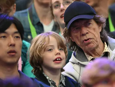 Vokalis Rolling Stones, Mick Jagger menghadiri kompetisi anggar Olimpiade Paris 2024 di Grand Palais, Sabtu (27/7/2024). (Fabrice COFFRINI / AFP)