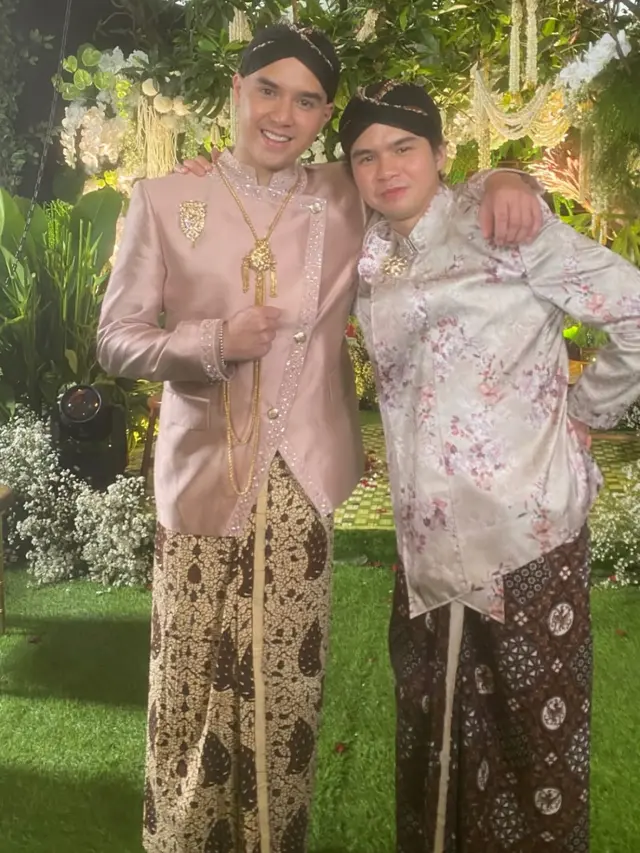 Adik Kandung dan Sambung Al Ghazali di Momen Siraman Kompak Dibalut Beskap dan Kebaya Adat Jawa. [@duljaelani]