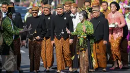 Putra sulung Jokowi, Gibran Rakabuming Raka bersama rombongan berjalan kaki menuju menuju lokasi akad nikah, di Gedung Graha Saba Buana, Solo, Jawa Tengah, Kamis (11/6/2015). (Liputan6.com/Faizal Fanani)  