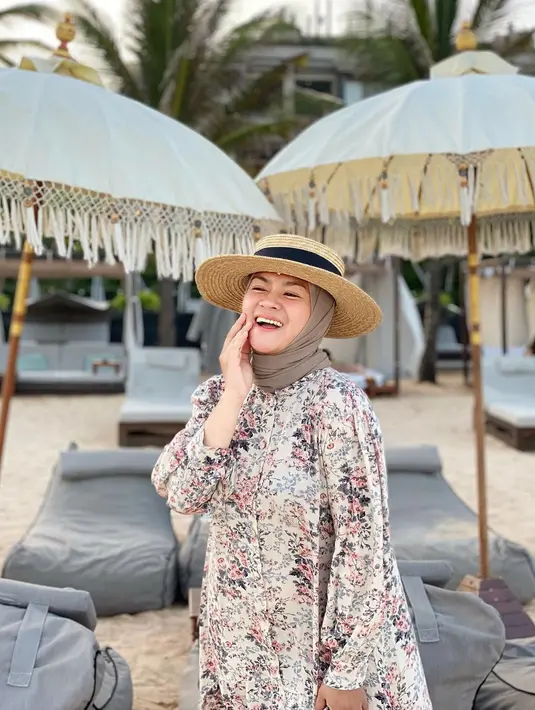 Yunita Lestari menyempatkan diri untuk liburan ke Bali di tengah kesibukannya sebagai pengusaha bidang produk pelangsing badan. (FOTO: instagram.com/lee_yunita/)