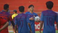 Juan Revi siap mengamankan tiga poin Persik saat menjamu PSBS pada laga pembukaan Liga 2 2019 di Stadion Brawijaya Kota Kediri, Sabtu (22.6.2019). (Bola.com/Gatot Susetyo)