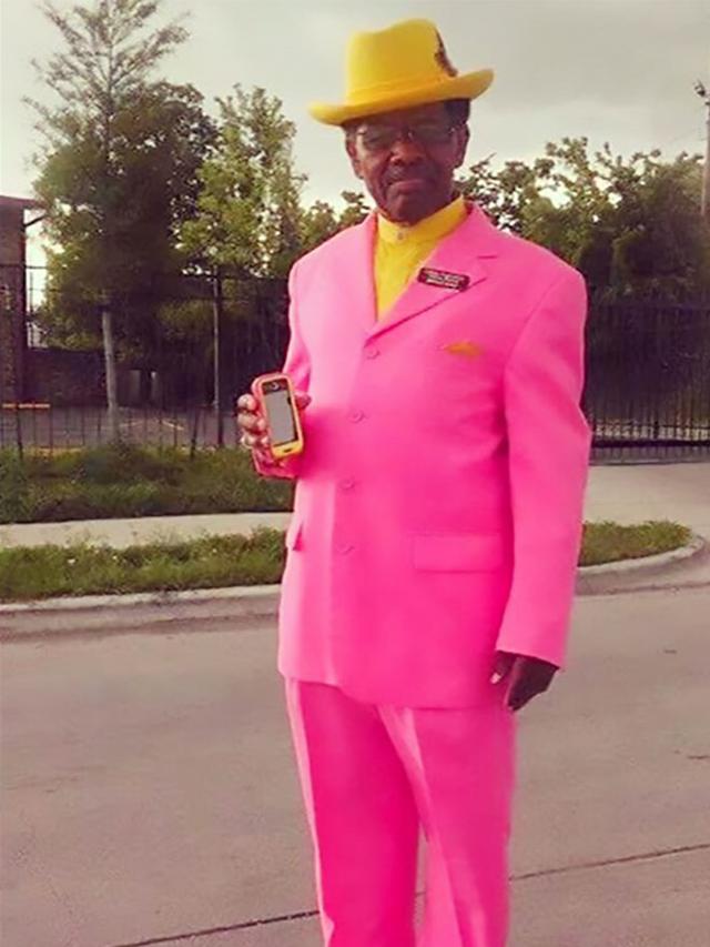 6 Gaya Bapak-Bapak Pakai Baju Nyeleneh Ini Bikin Ngelus Dada