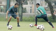 Gelandang Timnas Indonesia, Saddil Ramdani, berusaha melewati Luis Milla, saat latihan di Lapangan ABC Senayan, Jakarta, Kamis (22/2/2018). Pemusatan latihan tahap kedua ini dilakukan untuk persiapan Asian Games 2018. (Bola.com/M Iqbal Ichsan)