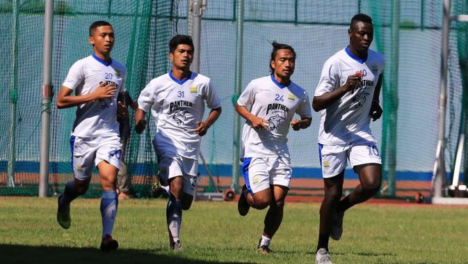 Persib Bandung menjalani latihan perdana setelah libur Asian Games 2018. (Bola.com/Erwin Snaz)