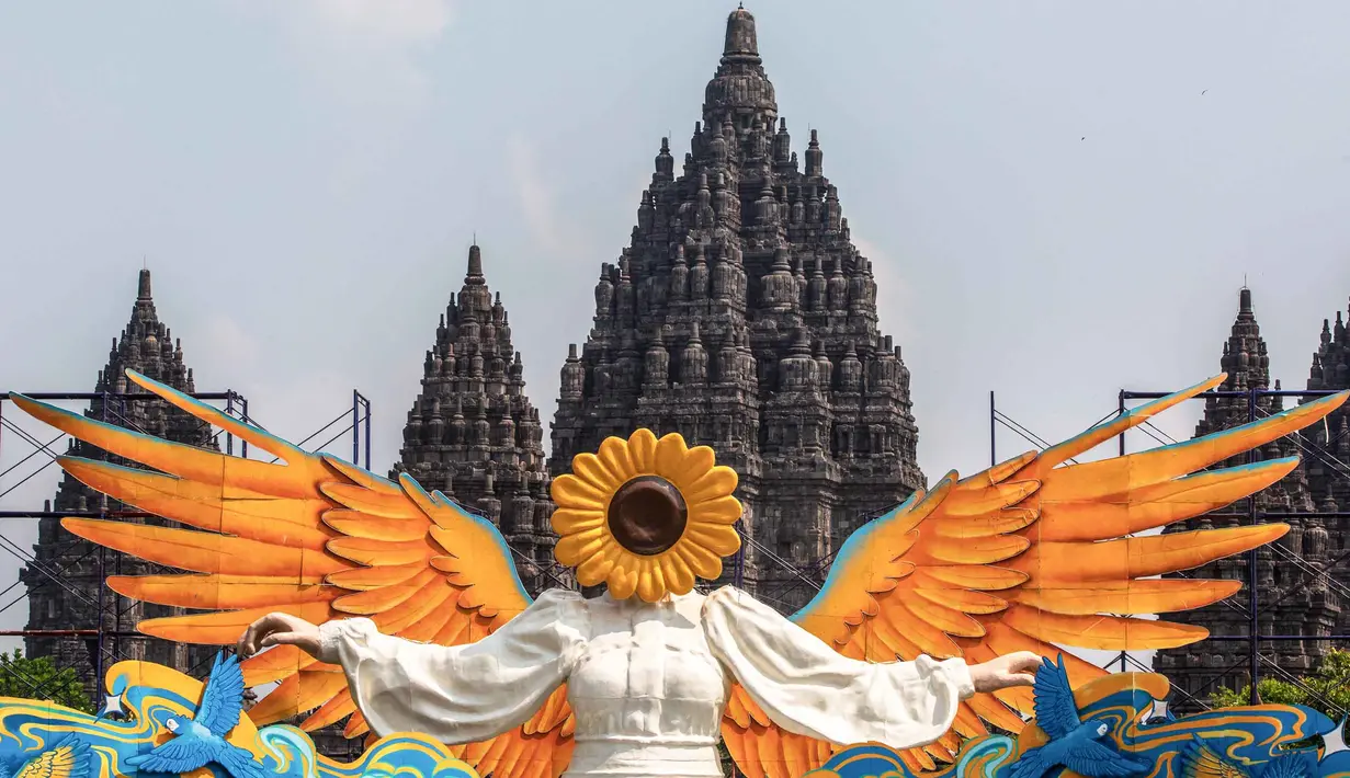 "Sunflower Angel," instalasi seni fiberglass setinggi sembilan meter karya seniman lokal Arrofi Ramadhan, terlihat di Candi Prambanan, kompleks candi Hindu abad ke-9 yang terdaftar sebagai Situs Warisan Dunia UNESCO, Sleman, Yogyakarta, pada Sabtu 6 Juni 2026. (DEVI RAHMAN/AFP)