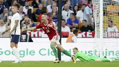 Pemain Hungaria Zsolt Nagy (tengah) melakukan selebrasi usai mencetak gol ke gawang Inggris pada pertandingan sepak bola UEFA Nations League di Stadion Molineux, Wolverhampton, Inggris, 14 Juni 2022. Hungaria membantai Inggris 4-0. (AP Photo/Jon Super)