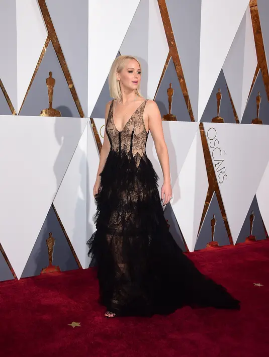 Jennifer seharusnya senang Ryan Collins sebagai pembobol akun dan pencuri foto bugilnya sudah dijatuhkan hukuman 18 bulan penjara. Namun, saat itu Jennifer malah terlihat dengan wajah murungnya. (AFP/Bintang.com)