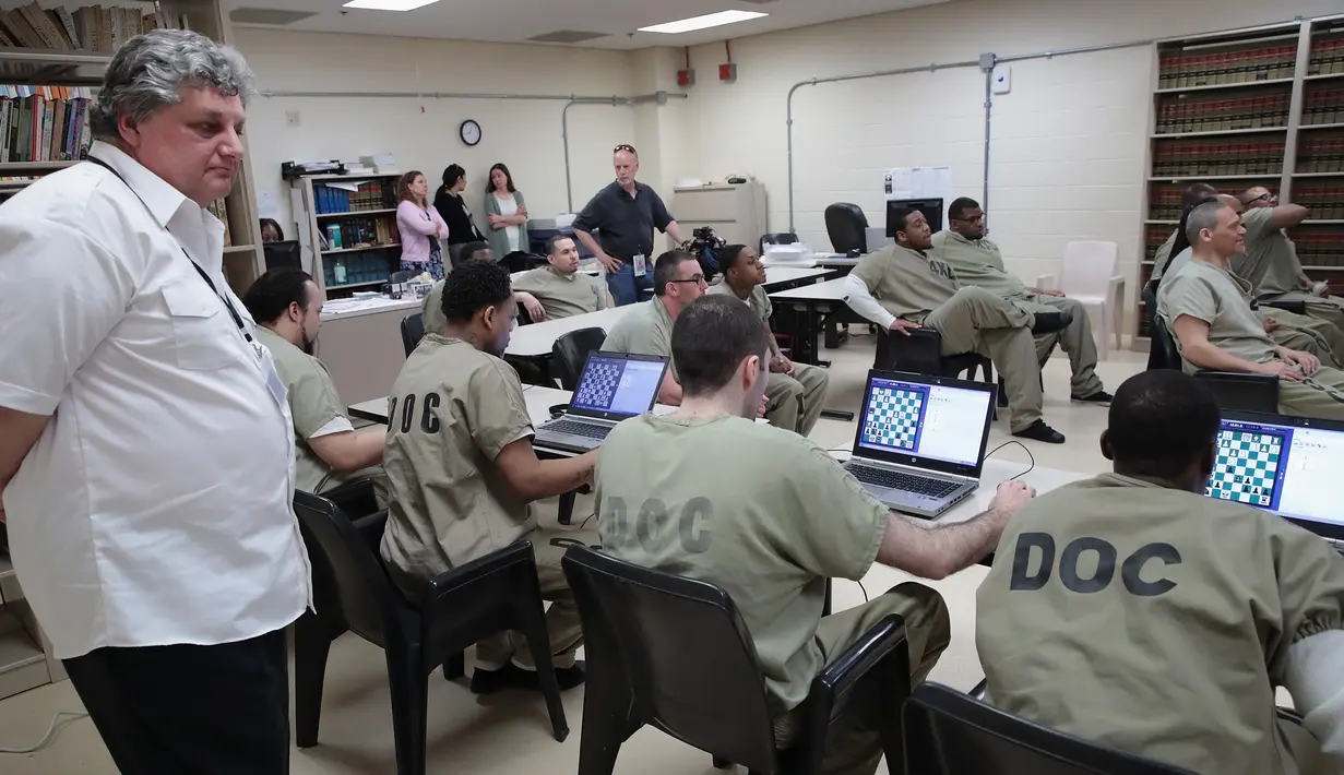 Suasana penjara Cook County saat turnamen catur internasional melawan Penjara Viana dari Brasil di Chicago, Illinois (17/5). Penjara ini menampung lebih dari 7.000 narapidana dan menjadi  penjara terbesar di negara ini. (Scott Olson/Getty Images/AFP)