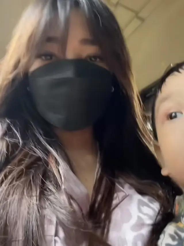 Gaya Santai Fuji An Kenakan Piyama  saat Bermain Bersama Gala Sky di Kebun Binatang. [@fuji_an]