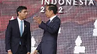 Presiden Indonesia, Joko Widodo atau Jokowi menyambut Perdana Menteri Inggris Rishi Sunak saat tiba pada hari pertama Konferensi Tingkat Tinggi (KTT) G20 di Nusa Dua, Bali, Selasa (15/11/2022) pagi. Jokowi menyampaikan ucapan selamat datang di lobi depan venue utama KTT G20. (Kevin Lamarque/Pool via AP)