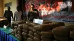 Kabid Humas Polda Metro Jaya Kombes Pol Argo Yuwono melihat barang bukti 225 kg ganja saat rilis di RS Polri Kramat Jati Jakarta, Rabu (30/8). Satresnarkoba Polda Metro Jaya menggagalkan peredaran 225 kg ganja asal Aceh. (Liputan6.com/Helmi Fithriansyah)